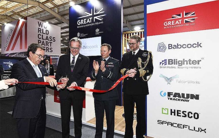 Chilean Defense Minister Fernando Barros inaugurates the United Kingdom’s pavilion alongside Ambassador David Concar, RAF’s Mark Jackson, and Navy Captain Jason White