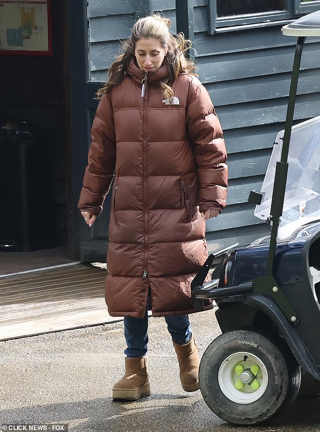 While Joe's wedding band was visible, Stacey was once again not wearing her ring