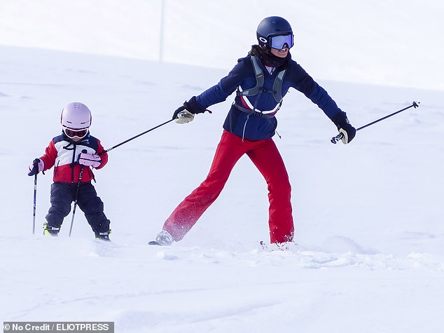 Pippa skied along slowly between her girls while guiding them with her ski poles