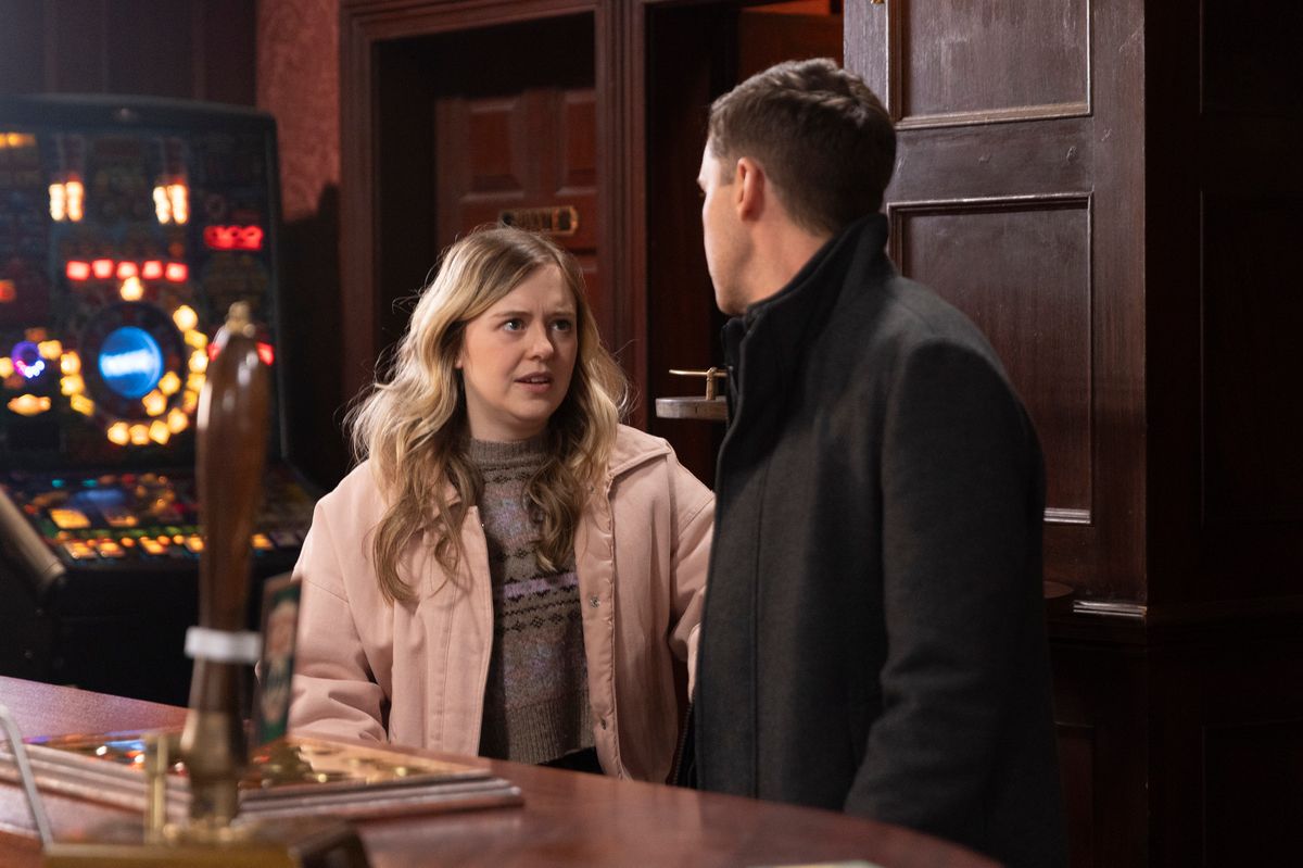 Summer meets up with Todd for a drink and tells him she suspects Theo killed Billy