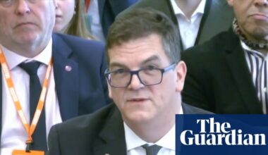Olly Robbins’ account of Mandelson vetting piles pressure on Keir Starmer | Peter Mandelson