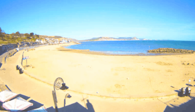 Lyme Regis beach closed after 'bomb found' as public told to avoid area