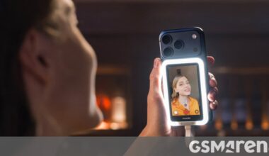 Insta360 Snap adds a magnetic touchscreen viewfinder to your phone