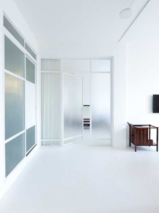 CB's Apartment / Julia Peres.Co Arquitetura - Interior Photography, Glass