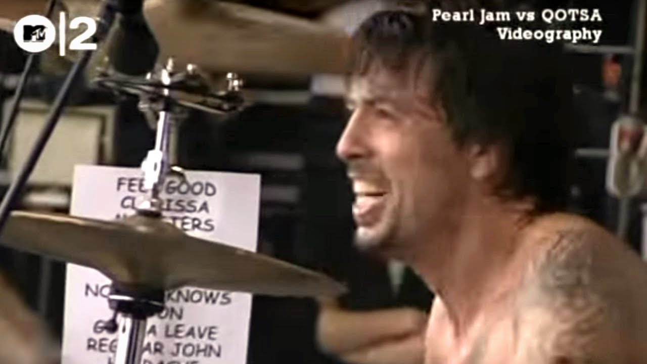 Queens Of The Stone Age / feat. Dave Grohl - Song For The Dead (Werchter 2002) - YouTube