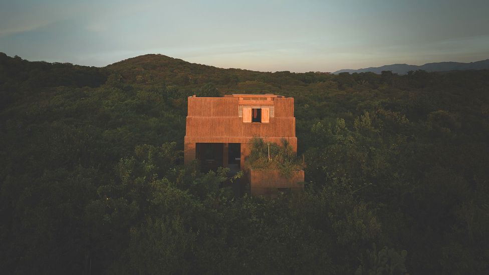 Remote rose-coloured modern home on a hillside at dusk (Credit: Richard Powers/ Courtesy of Rizzoli New York) Remote rose-coloured modern home on a hillside at dusk (Credit: Richard Powers/ Courtesy of Rizzoli New York)