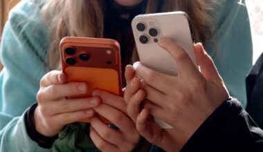 iPhone and Samsung flashlight hidden features most people don't know