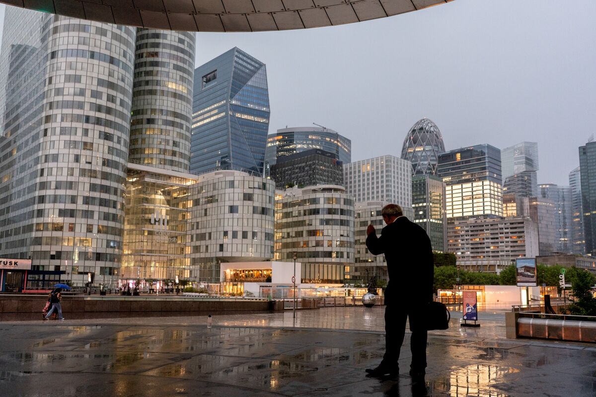 World Economy Latest: European Business Activity Shrinks on Services Pullback