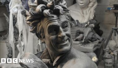 'Very funny' naked statue of Monty Python's Terry Jones unveiled - BBC