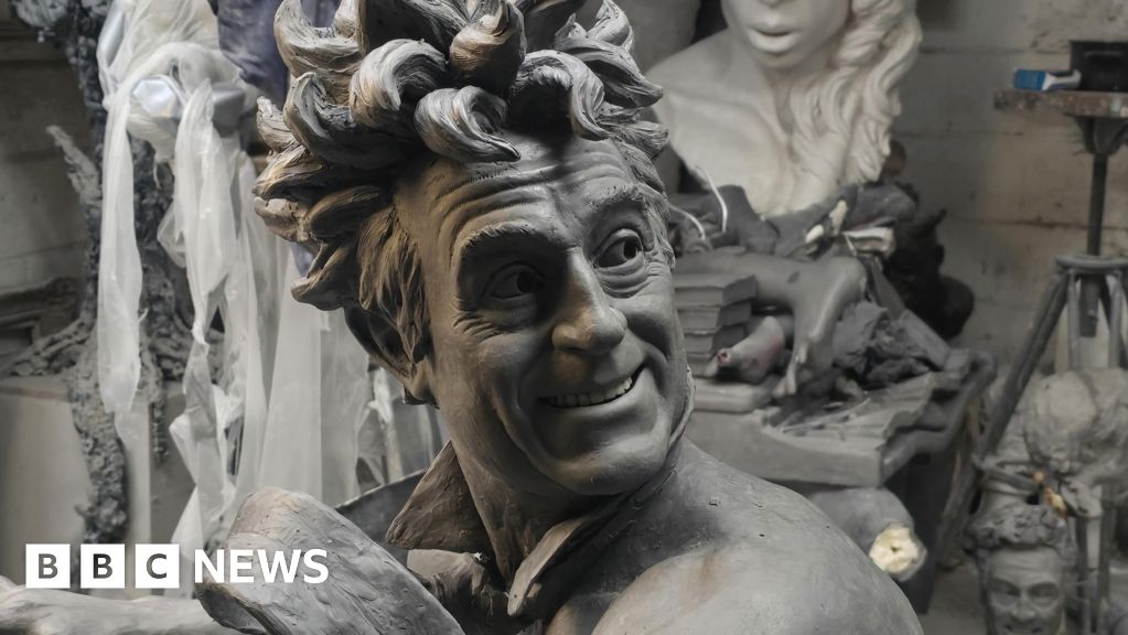 'Very funny' naked statue of Monty Python's Terry Jones unveiled - BBC