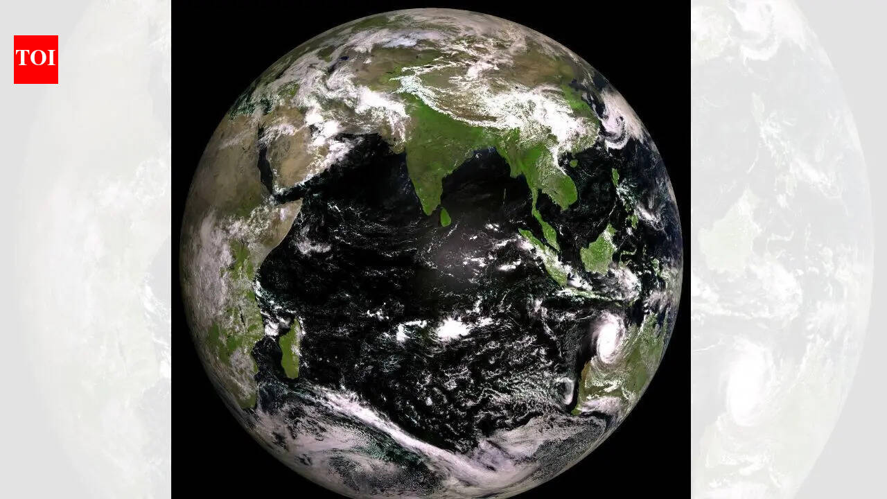 “Bharat hits different”: Russian satellite Roscosmos image shows India in mysterious green glow; social media flooded with reactions |