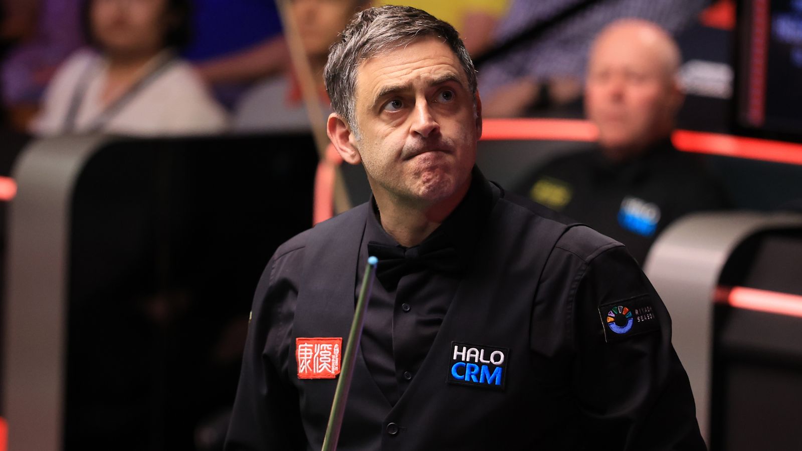 World Snooker Championship: John Higgins beats Ronnie O'Sullivan 13-12 in final-frame decider to book place in quarter-finals | Snooker News