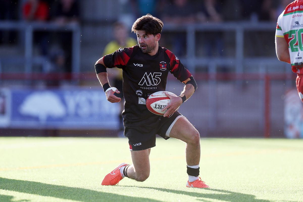 Rhodri Cole of Pontypool scores a try