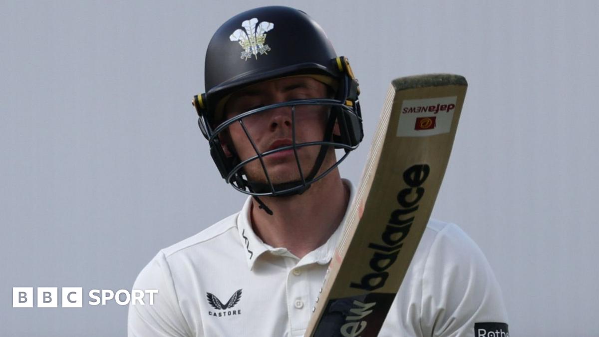 Jamie Smith raises his bat to the crowd