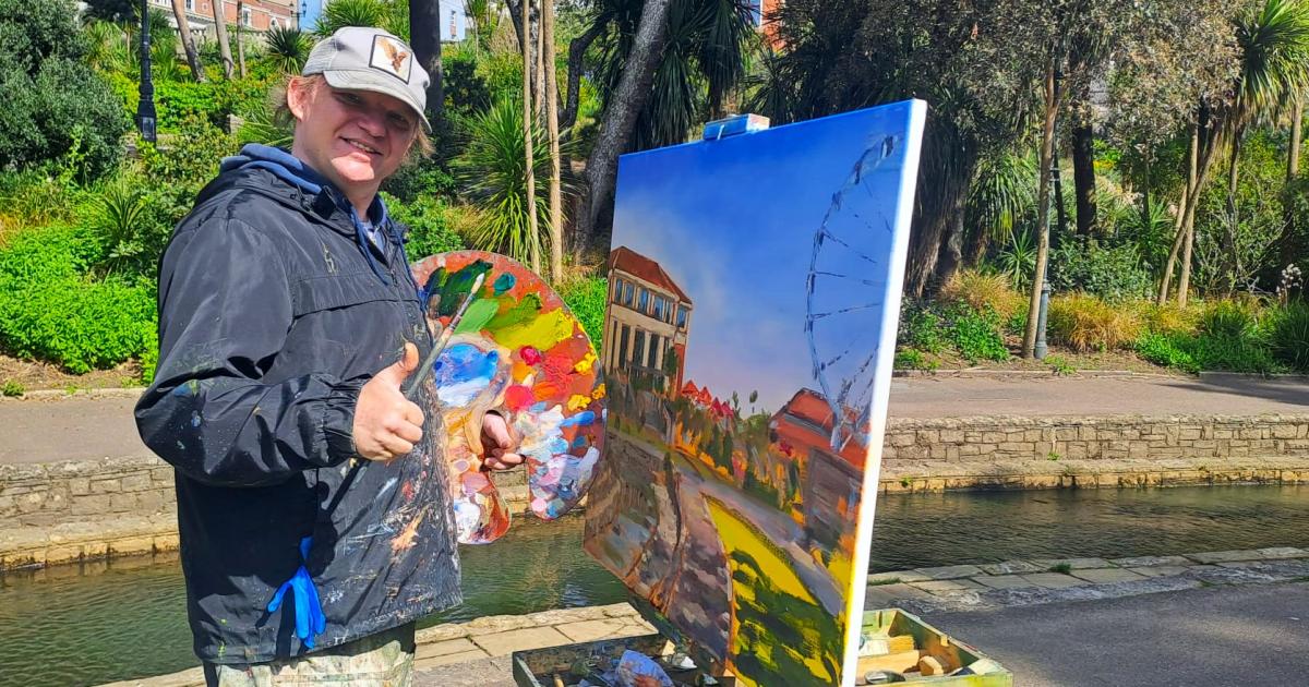 'Express yourself on canvas': Artist paints in Bournemouth