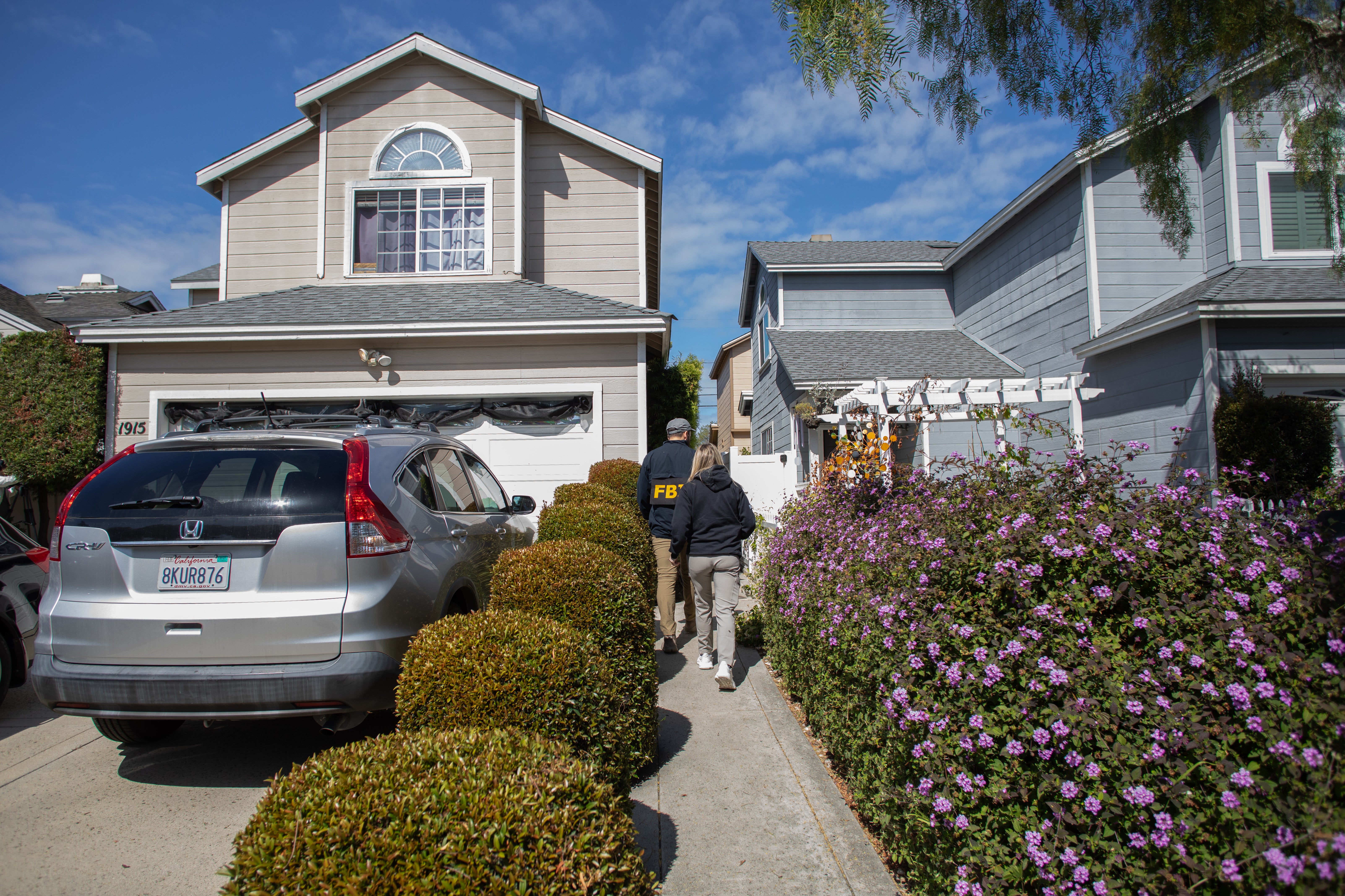 FBI agents canvass the neighborhood of the suspected White House Correspondents' Dinner shooter on 26 April 2026 in Torrance, California