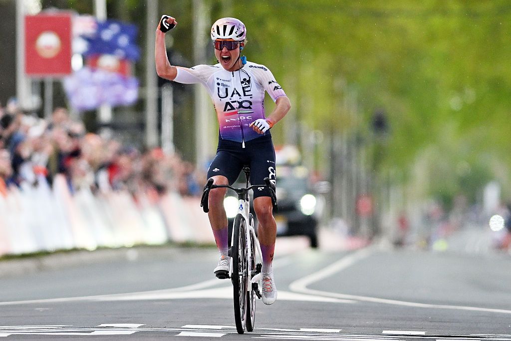 Paula Blasi celebrates crossing the line to win Amstel Gold Race 2026