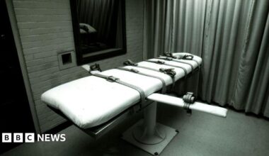 A bed with straps on it in an execution chamber