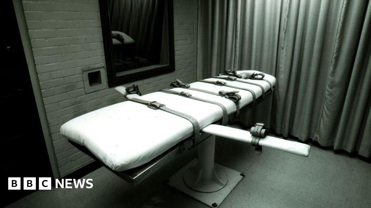 A bed with straps on it in an execution chamber