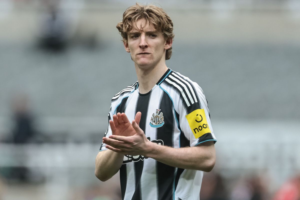 Anthony Gordon clapping