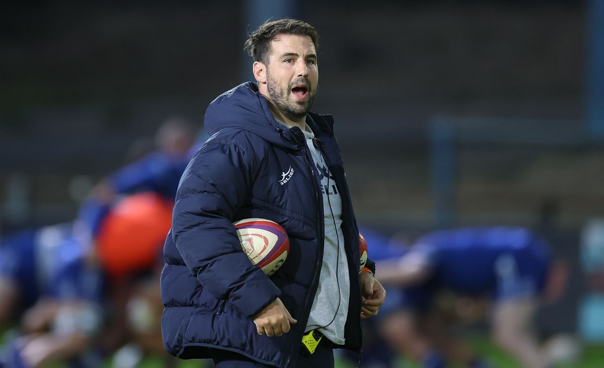 Bridgend Ravens boss Scott Baldwin speaks to players. 