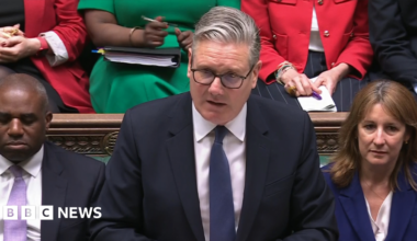 Sir Keir Starmer speaking at PMQs, flanked by David Lammy and Rachel Reeves
