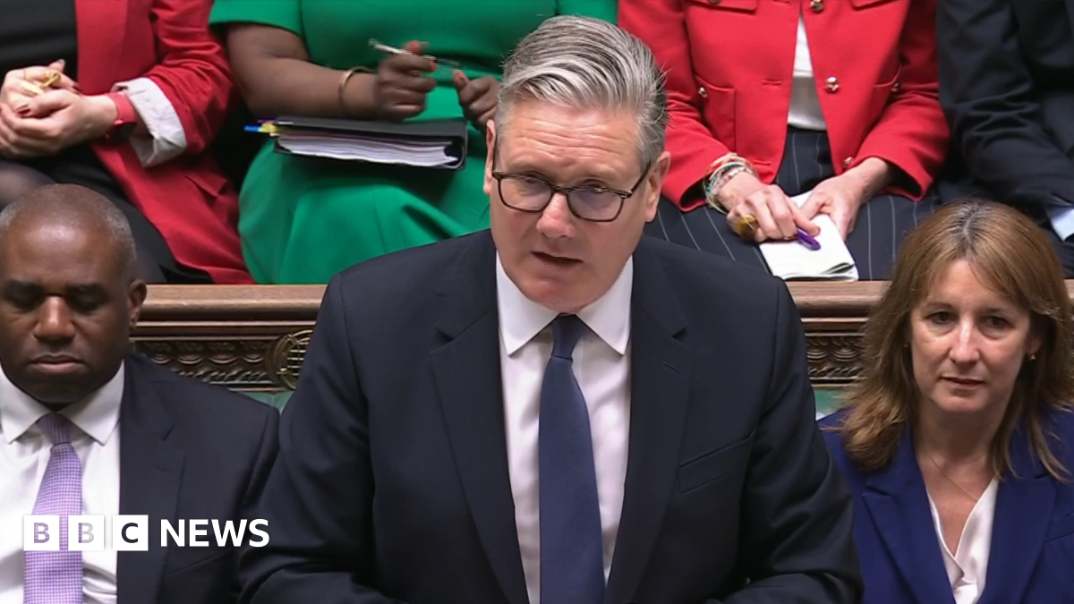 Sir Keir Starmer speaking at PMQs, flanked by David Lammy and Rachel Reeves