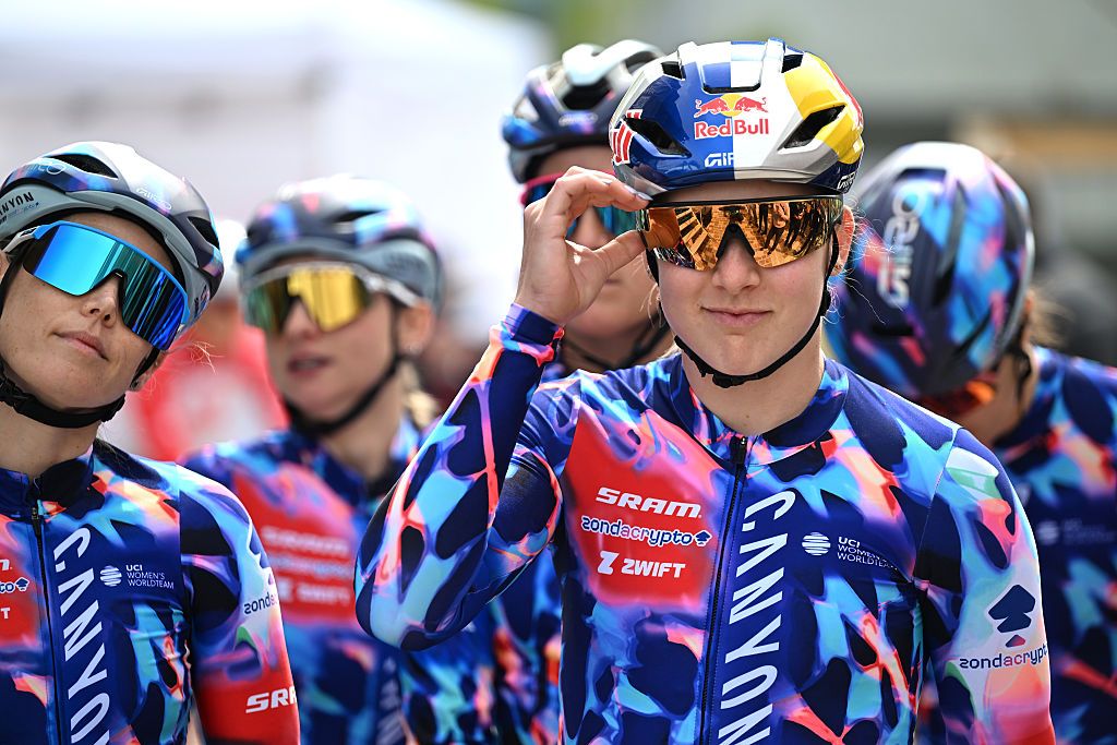 Zoe B&auml;ckstedt (r) with her Canyon-SRAM-Zondacrypto teammates at the 2026 Paris-Roubaix Femmes
