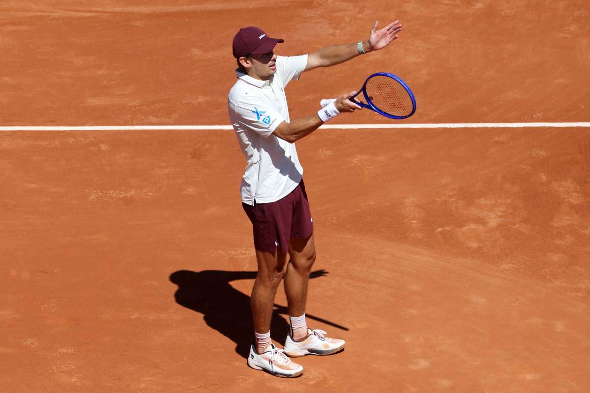Alex de Minaur suffers surprise early exit from Barcelona Open