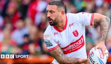 Elliot Minchella in action for Hull KR