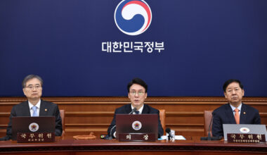 Prime Minister Kim Min-seok, center, gives a speech at the cabinet meeting at government complex in central Seoul on April 11. [NEWS1]