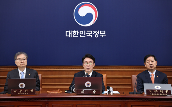 Prime Minister Kim Min-seok, center, gives a speech at the cabinet meeting at government complex in central Seoul on April 11. [NEWS1]