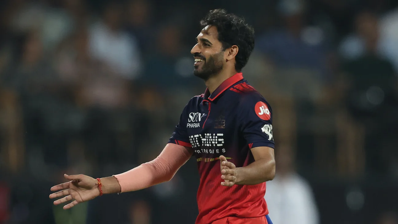 Virat Kohli, as usual, kept himself busy in the middle, Royal Challengers Bengaluru vs Gujarat Titans, IPL 2026, Bengaluru, April 24, 2026