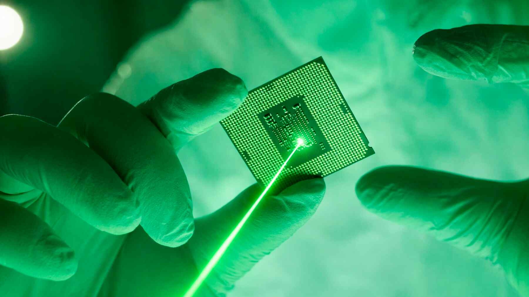 Green beam of steerable light