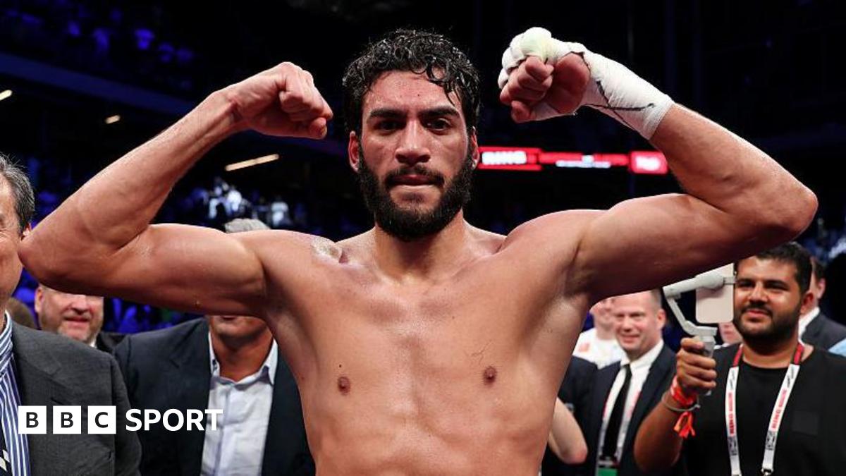 Hamzah Sheeraz flexes his muscles as he celebrates in the ring