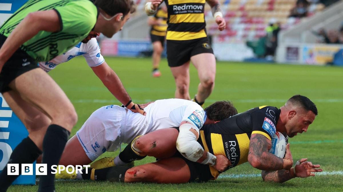 Paul Vaughan diving over the try line
