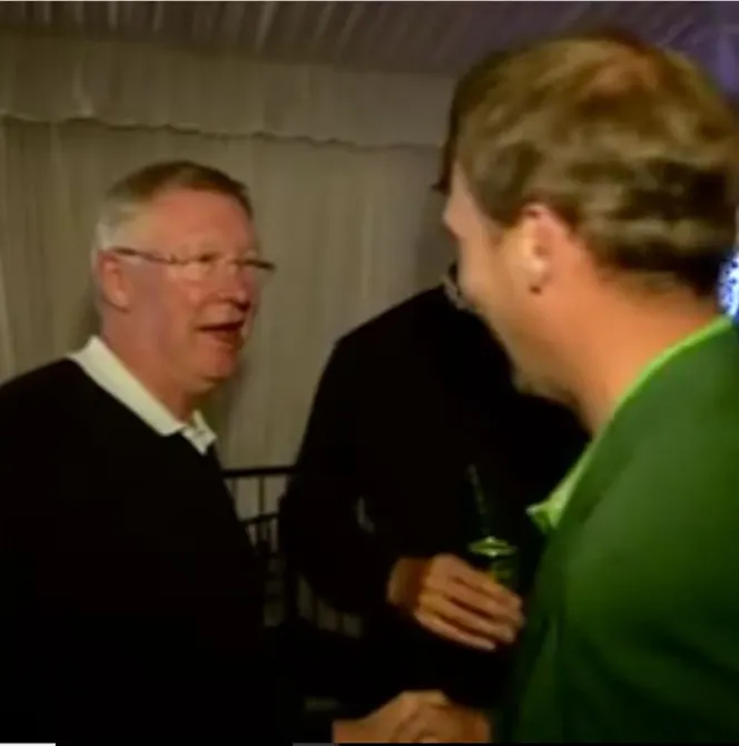 Danny Willett speaking to Alex Ferguson, who lost a Master bet against him.