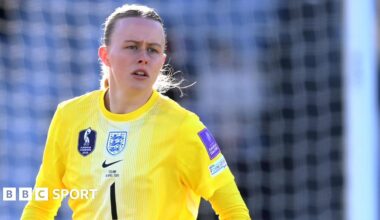 Hannah Hampton playing in goal for England