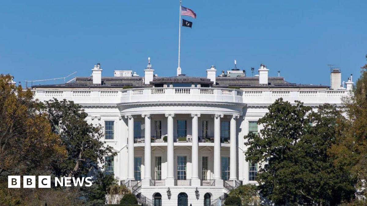 White House pictured under a clear blue sky