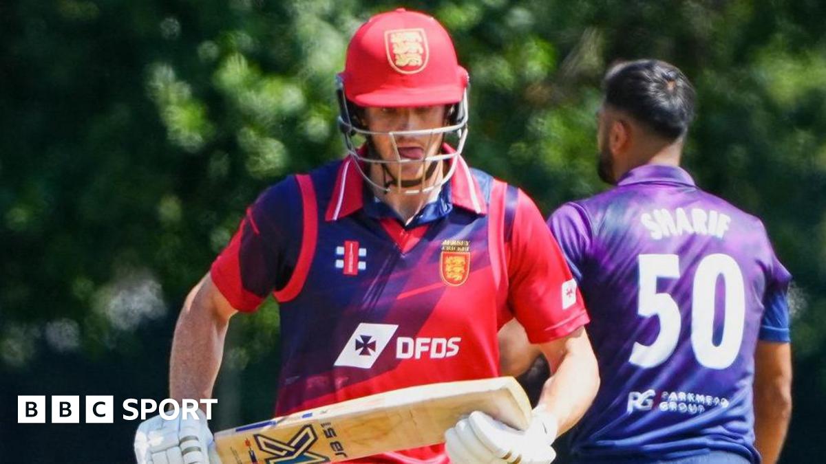 Zak Tribe holding a cricket bat during a game.