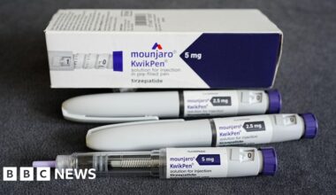 Pharmacists want action on fake weight-loss jabs - BBC