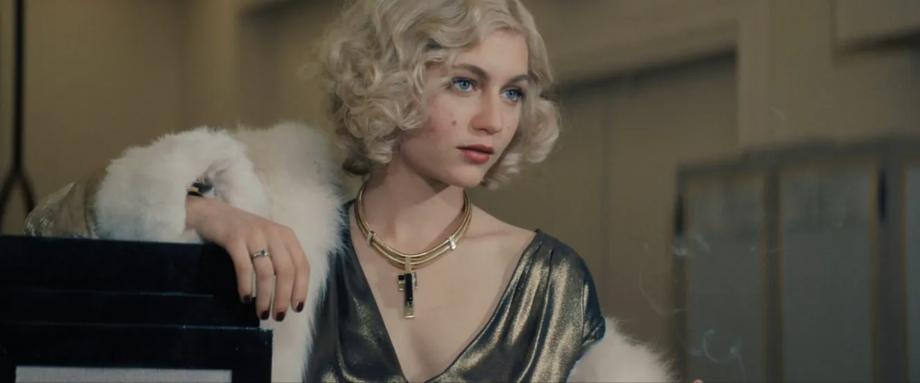 Nastya Golubeva Carax as Corinne Luchaire in Les Rayons et les Ombres.