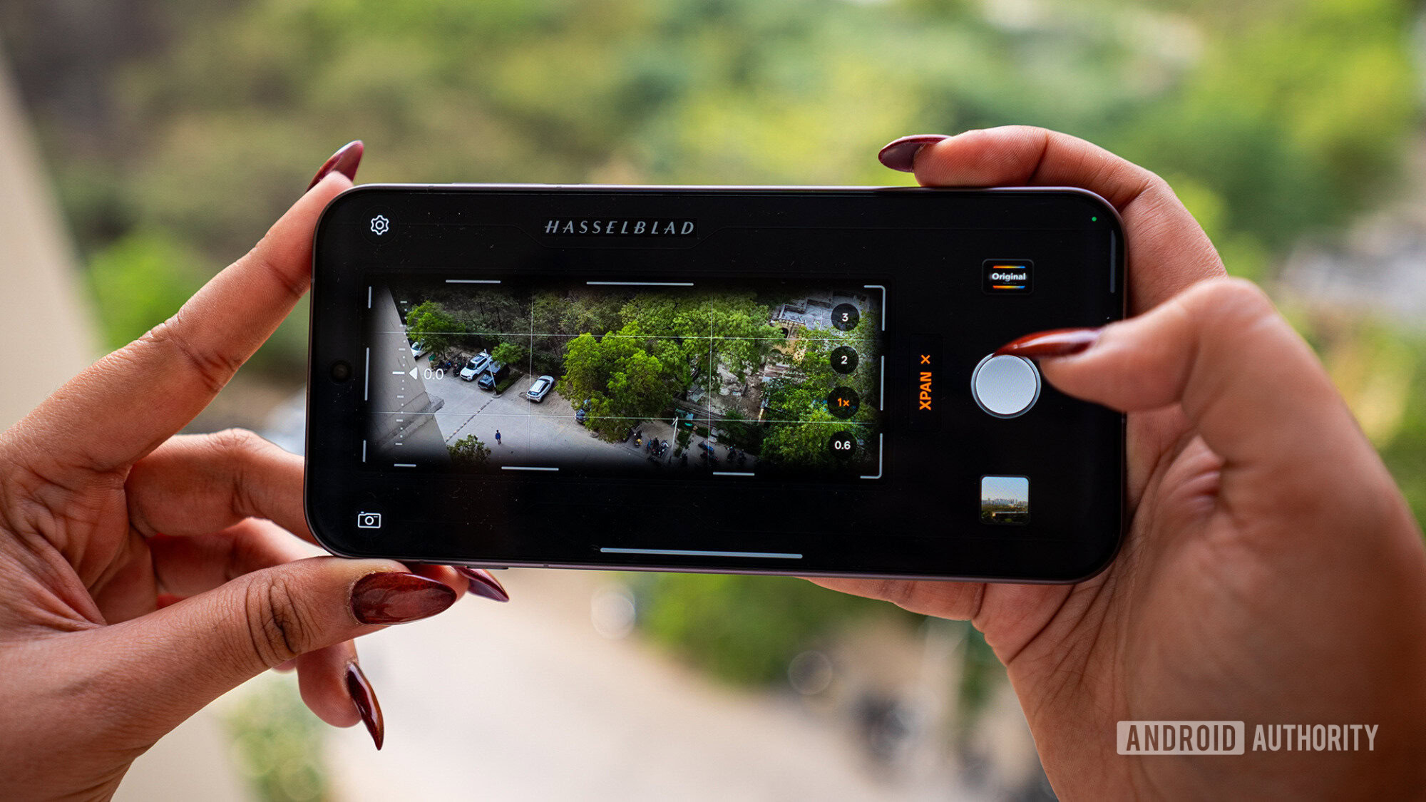 A person using XPAN mode on the OPPO Find X9 Pro