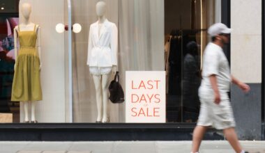 UK consumer confidence falls to lowest level in over two years even as retail sales return to growth