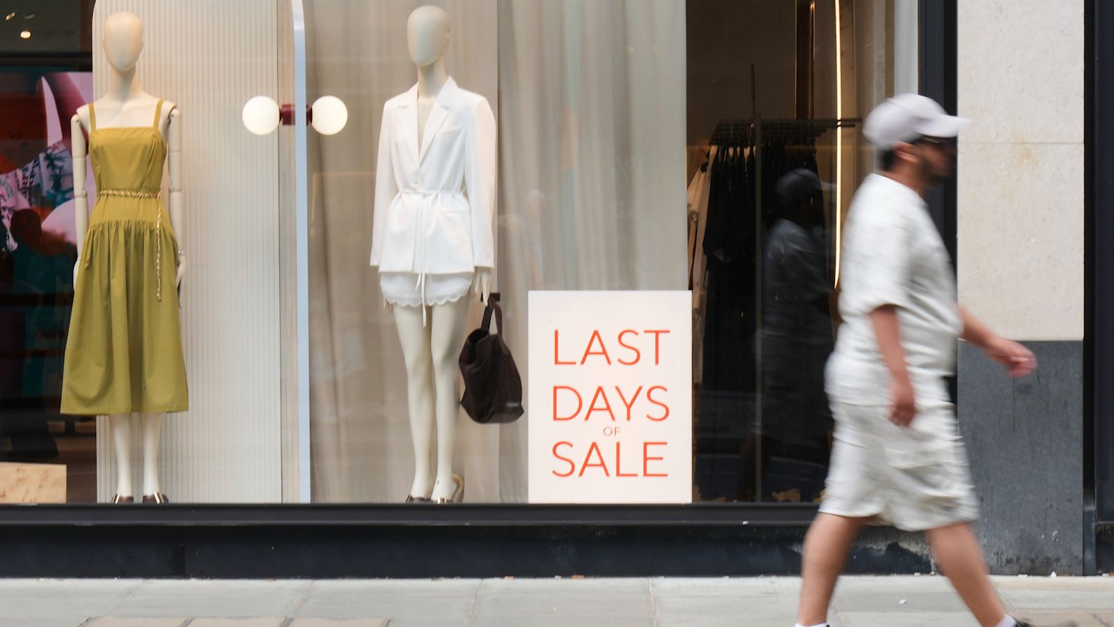 UK consumer confidence falls to lowest level in over two years even as retail sales return to growth