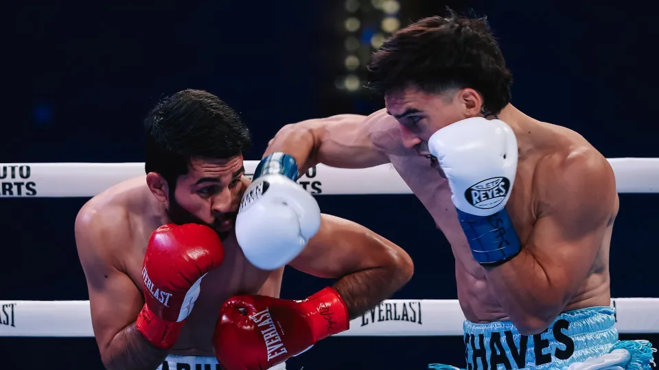 Alan Chaves punches Miguel Madueno
