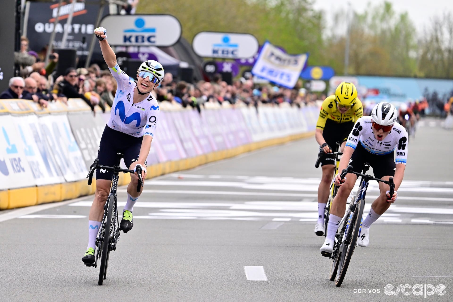 Reusser returns to racing in style with a win at Dwars door Vlaanderen