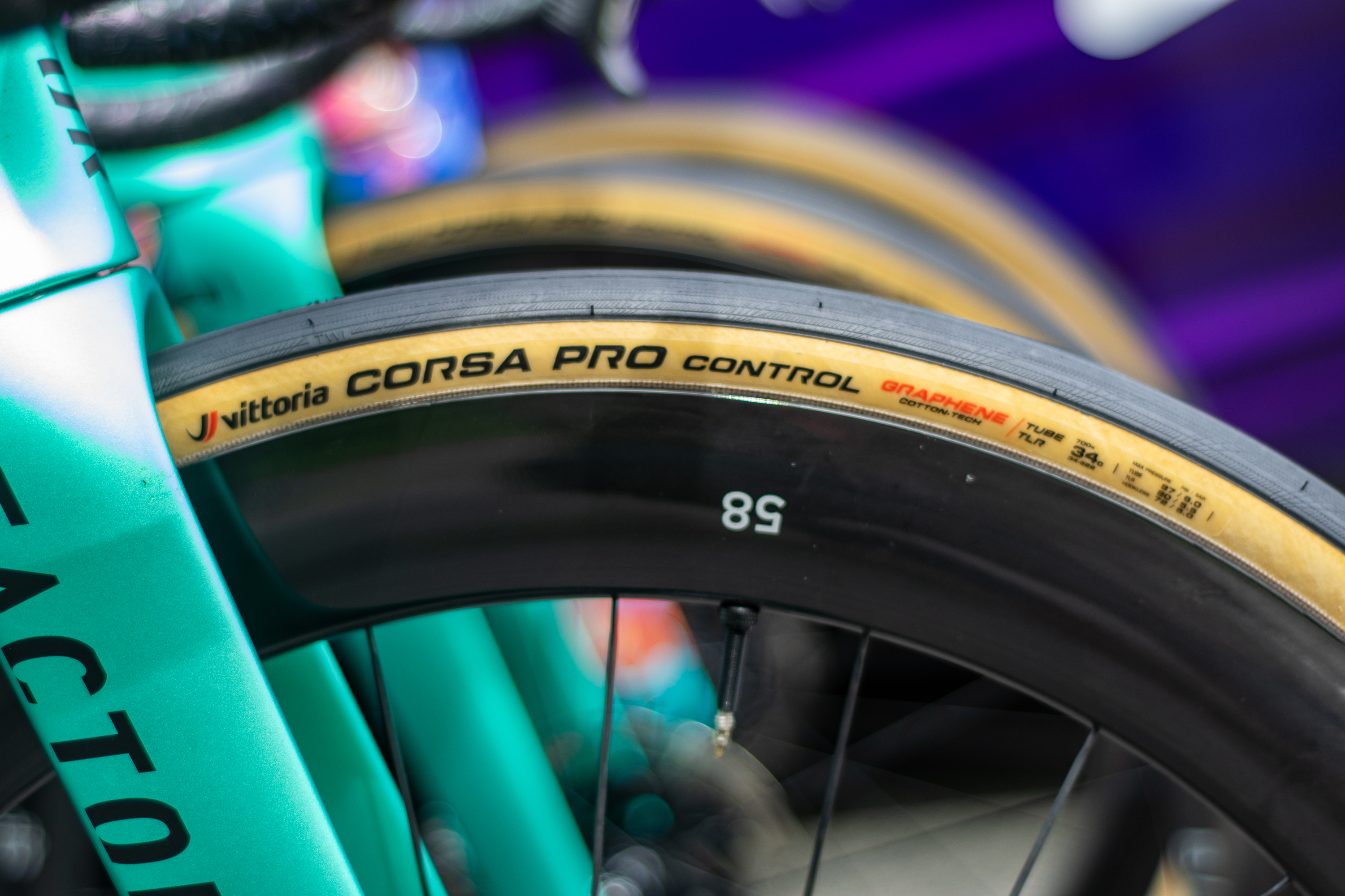 Bikes and tech from the start of Paris-Roubaix Femmes 2026