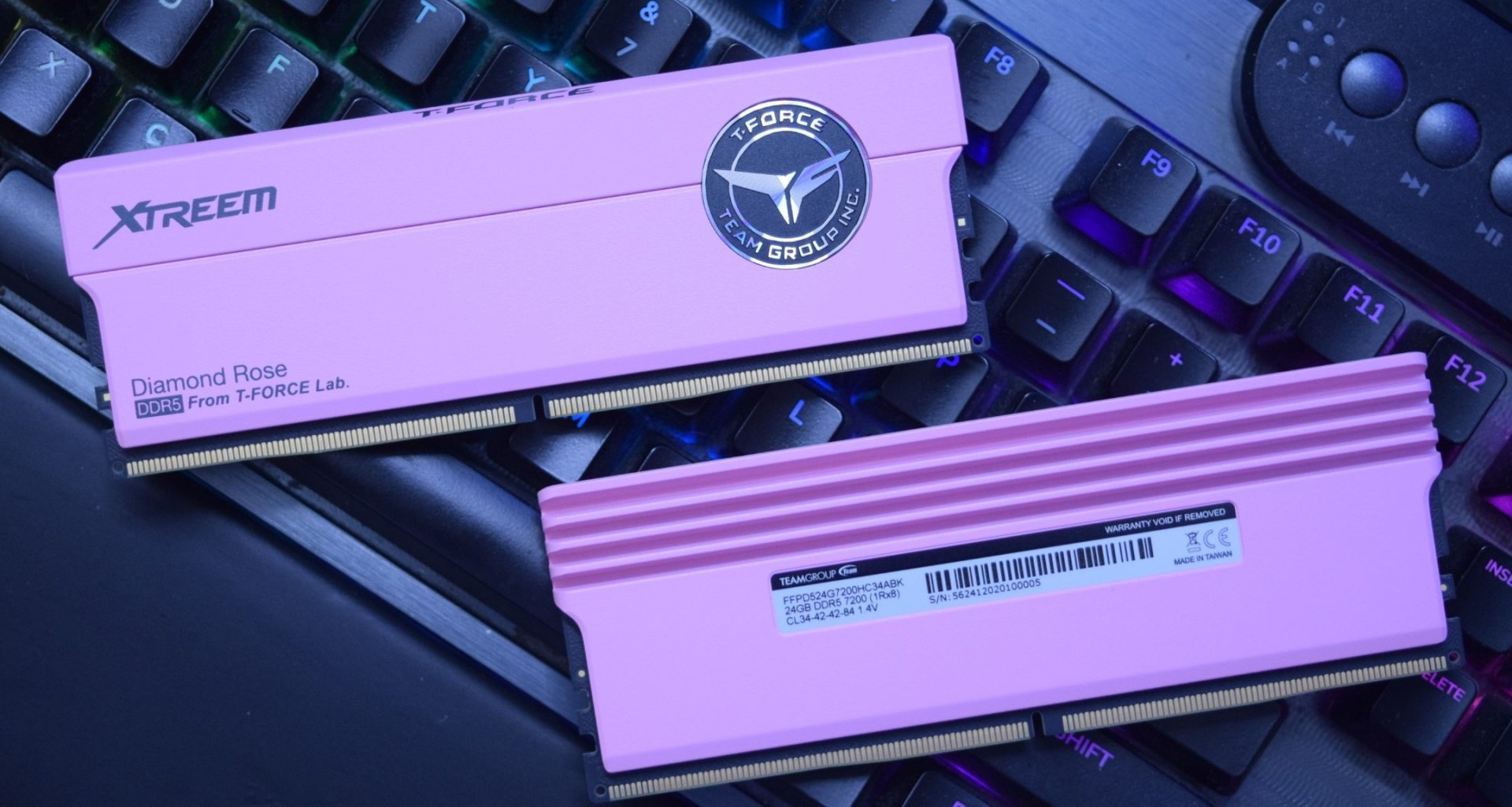 Two T-FORCE DDR5 Diamond Rose RAM sticks are placed on a keyboard, featuring 'Xtreem' branding and specifications of 7200 MHz, 24GB.