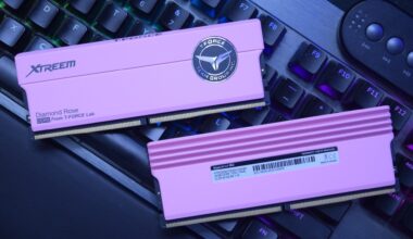 Two T-FORCE DDR5 Diamond Rose RAM sticks are placed on a keyboard, featuring 'Xtreem' branding and specifications of 7200 MHz, 24GB.